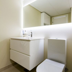 Nyt hvidt moderne badeværelse, med lys i spejl