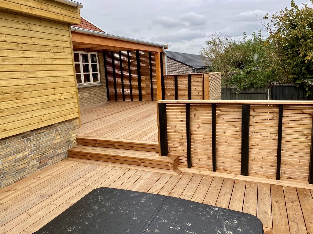 Træterrasse og overdækning i træ på hus