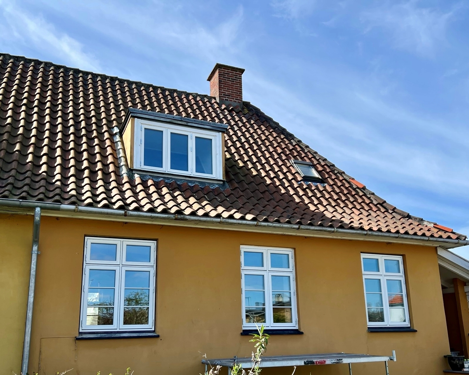Nye vinduer på gult murstenshus