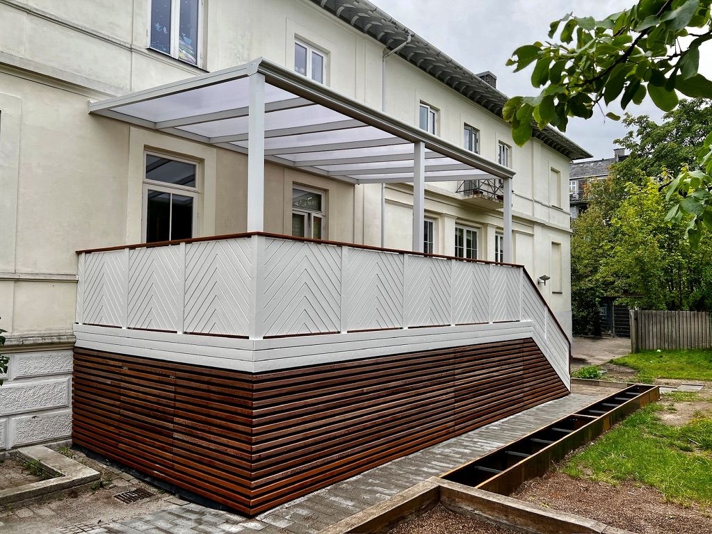 træterrasse oppe i niveau på hus