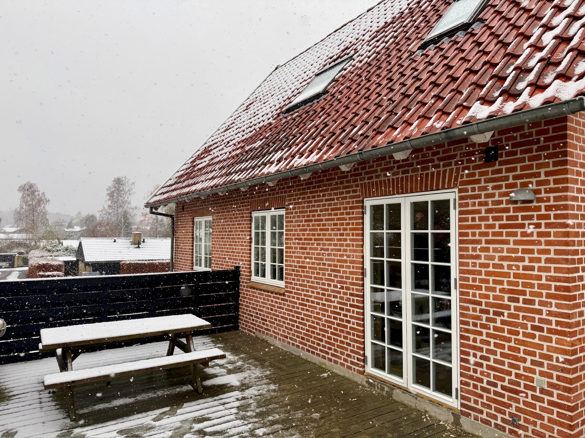 Udskiftning af vinduer og døre og ovenlysvinduer på rødt hus