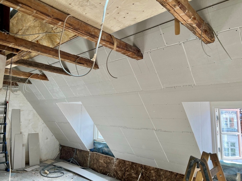 Renovering i ejendom med bjælker og vinduer