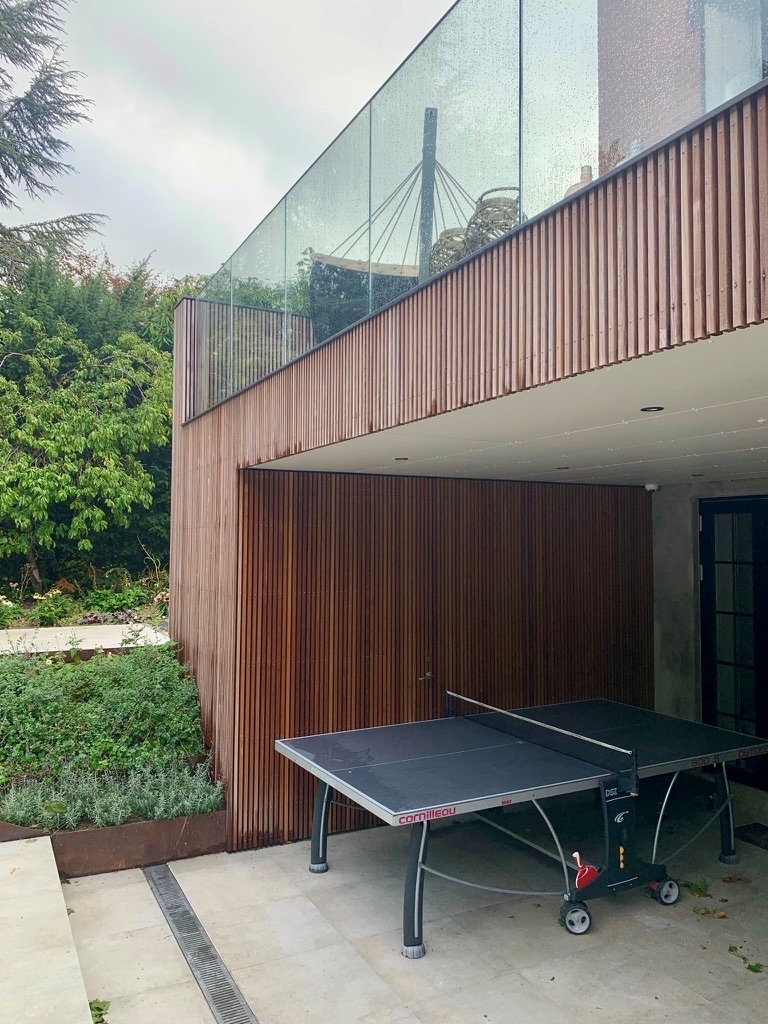 tilbygning med overdækning og terrasse