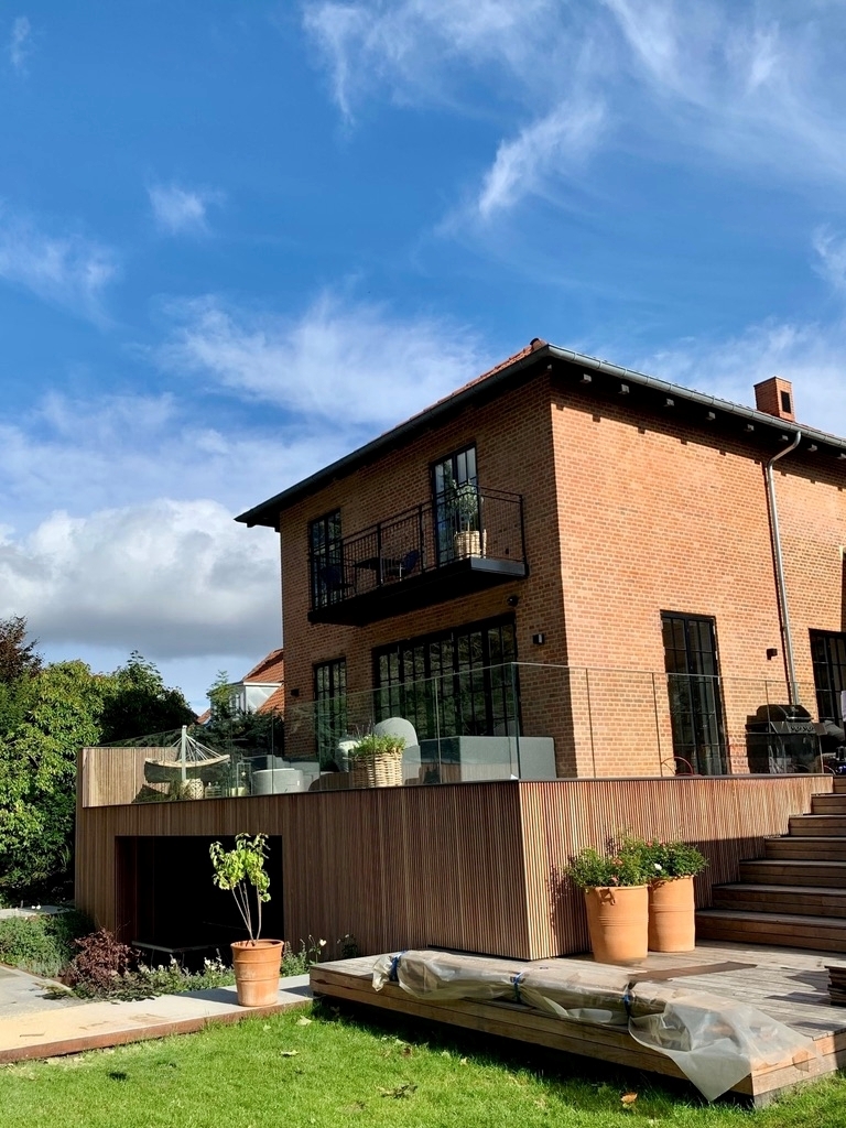 tilbygning til rødt murstens hus