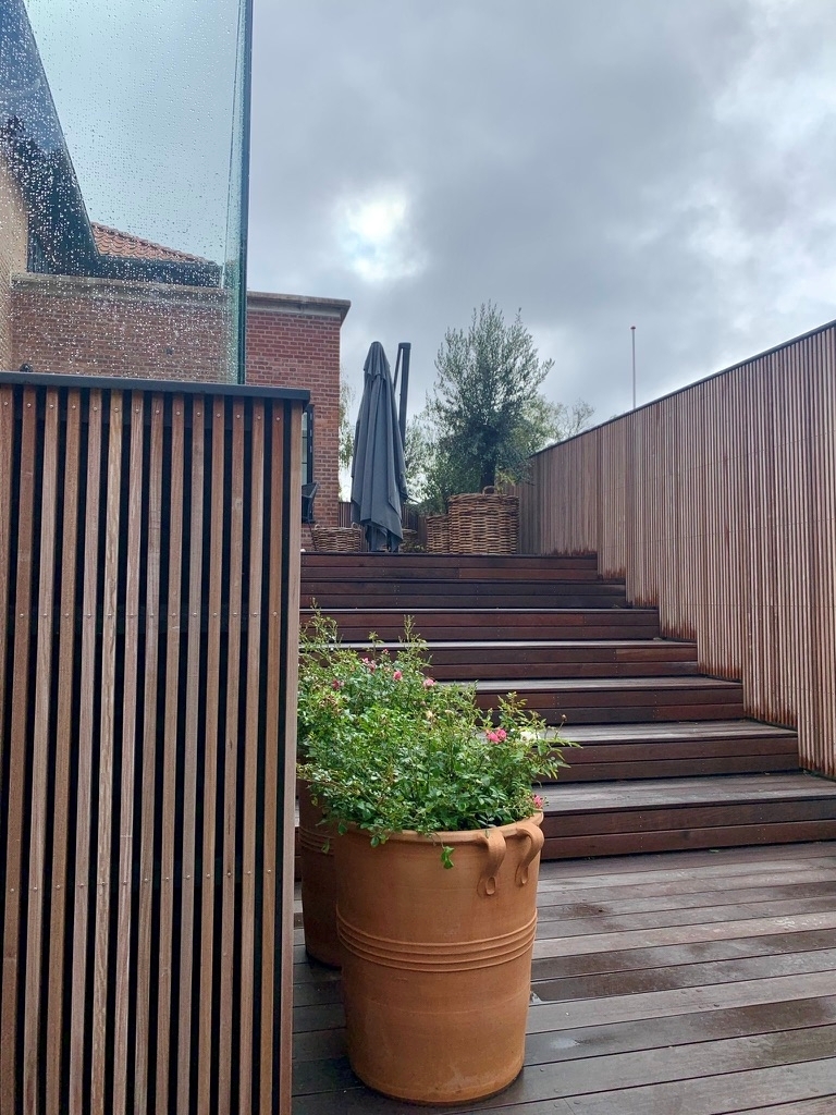 træterrasse i forskudte plan