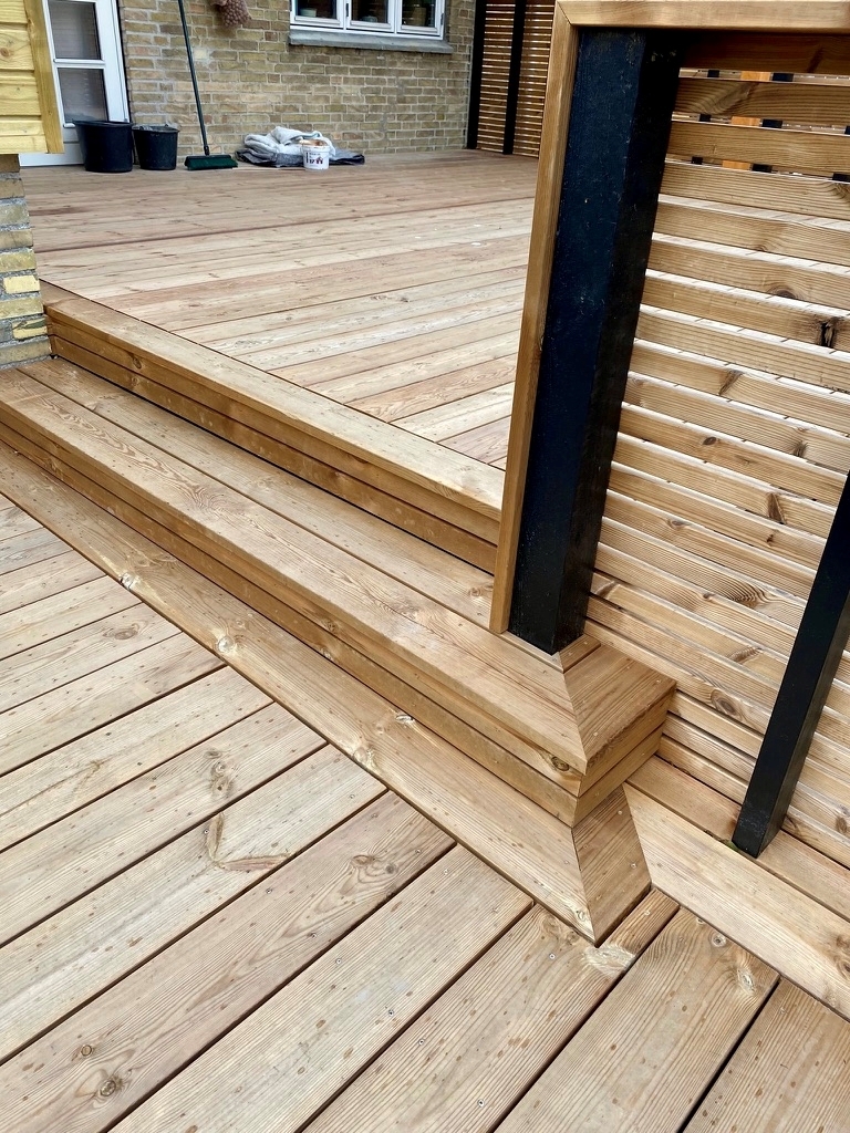 træterrasse trappe med niveauinddeling