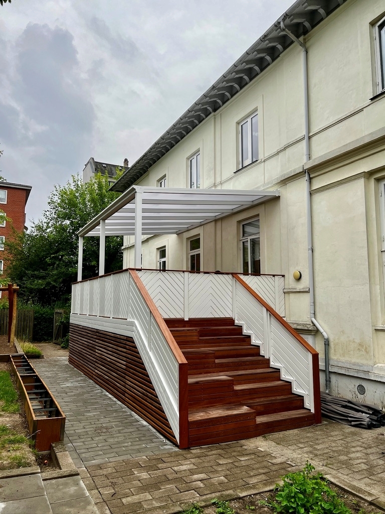 træterrasse med trappe