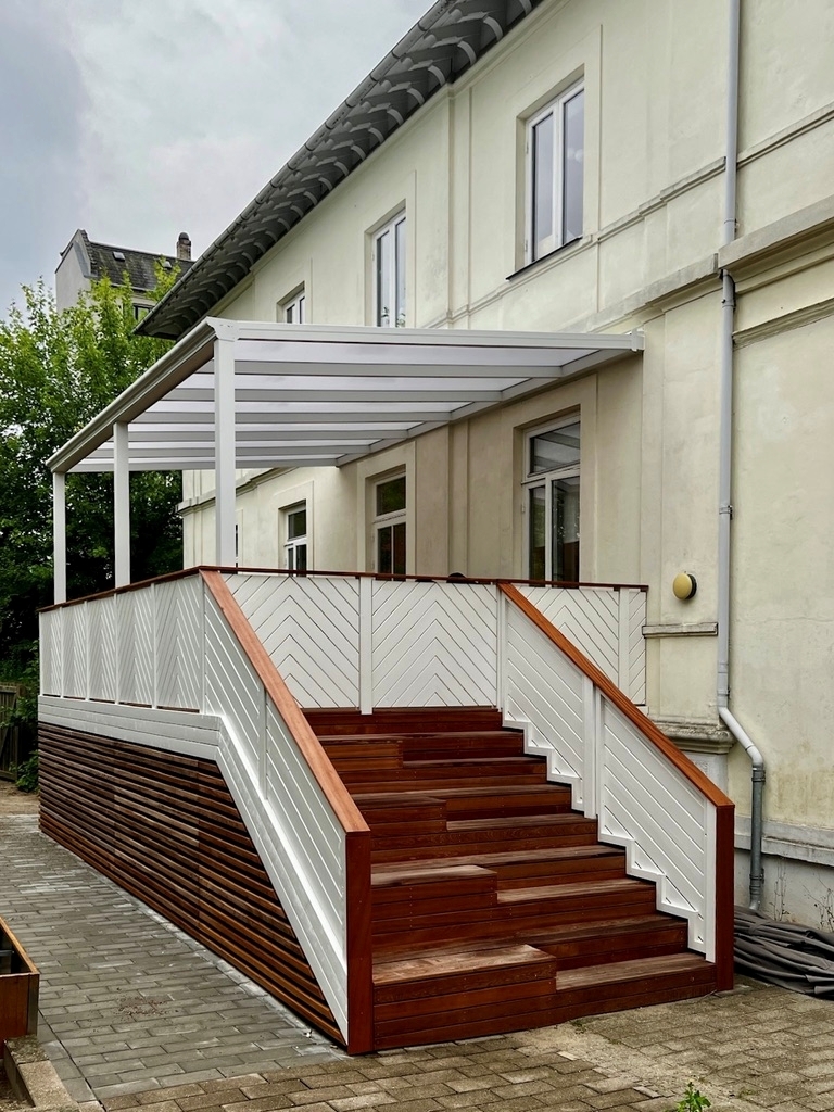 træterrasse med trappe i træ