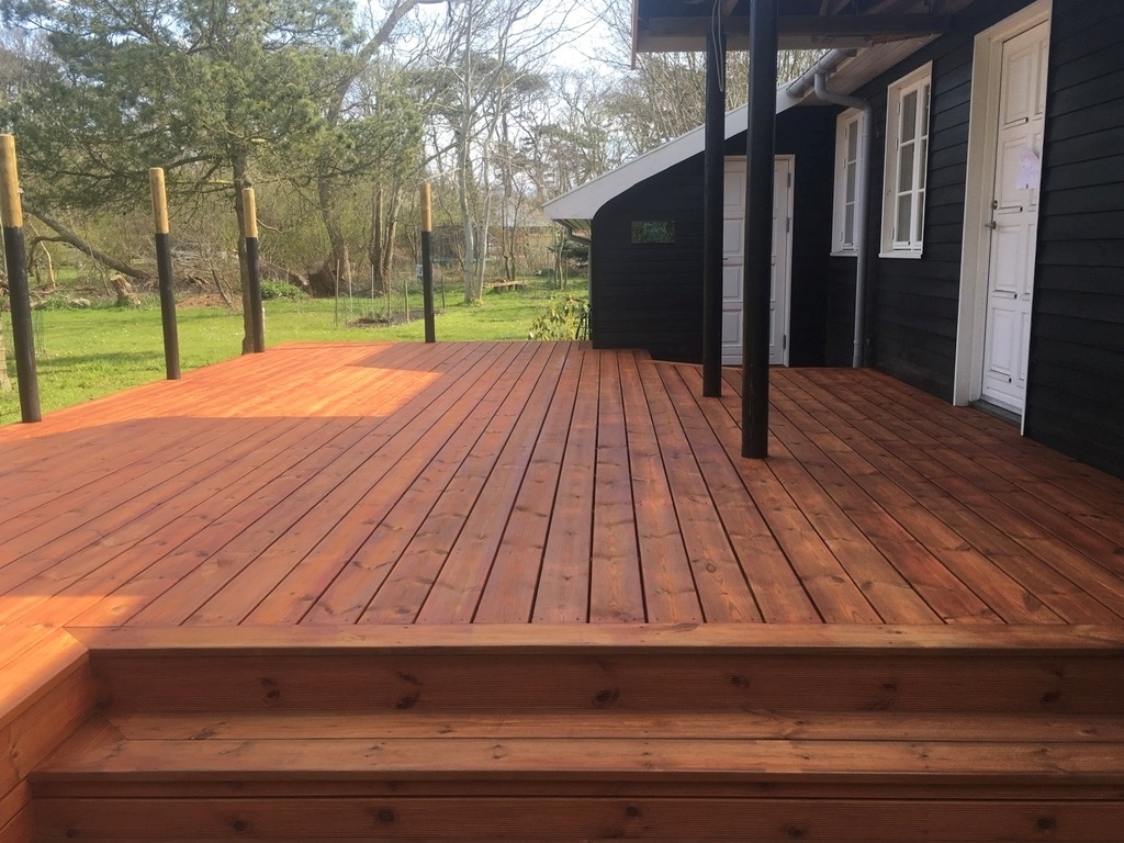 ny træterrasse ved træhus