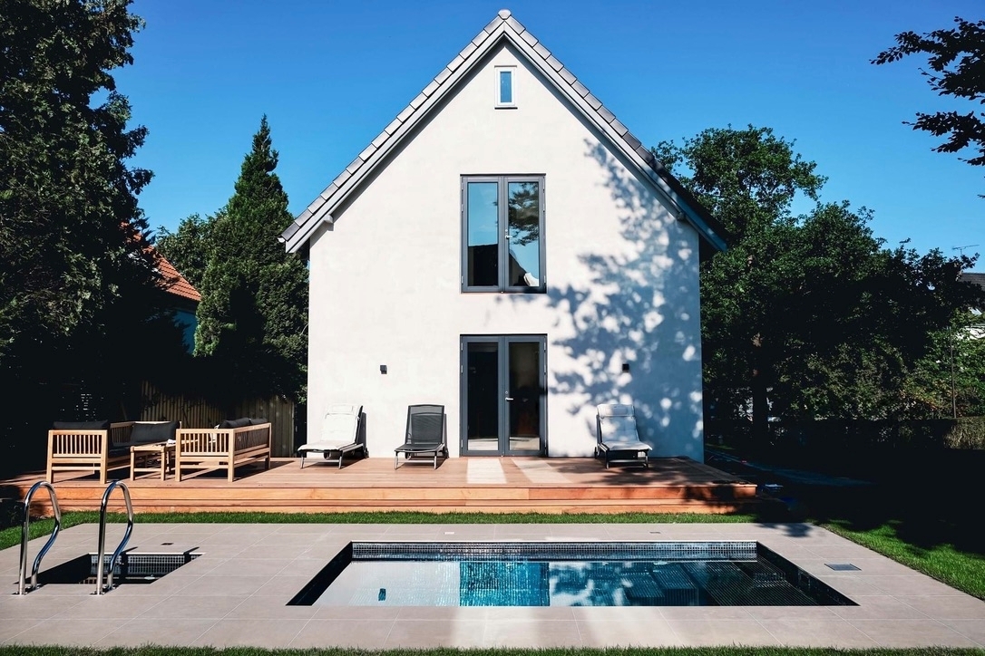 træterrasse til hus med pool