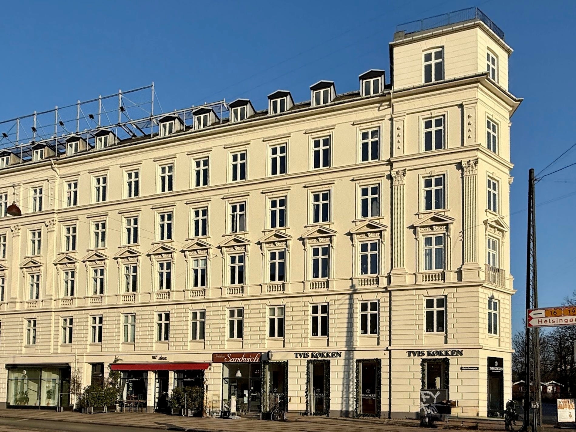 Montering af vinduer og døre på ejendom i København