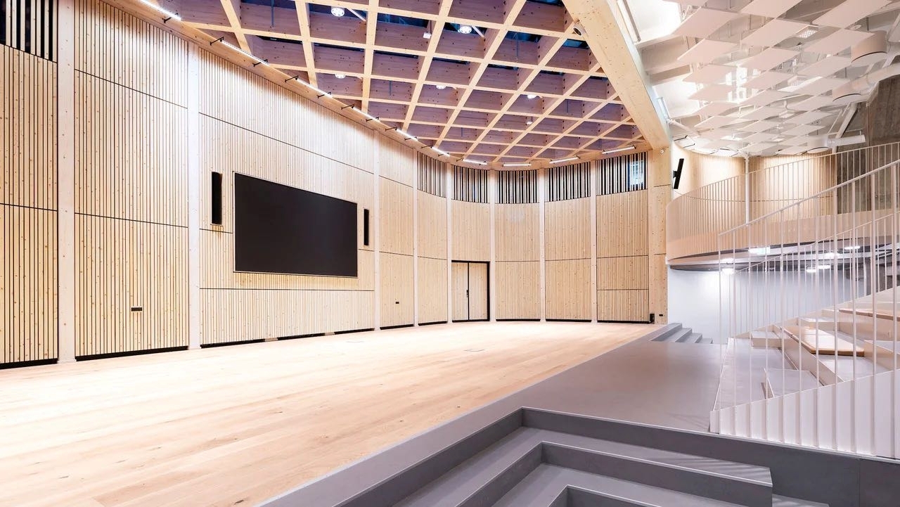 Hovedentreprise af tømrer i stort auditorium